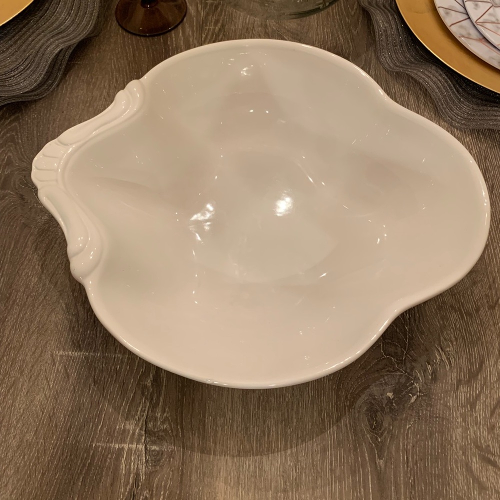 Williams-Sonoma White Antique Vegetable Bowl